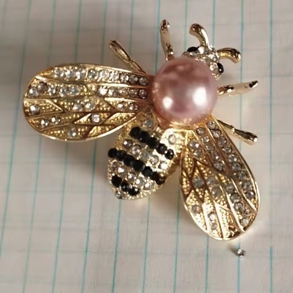 Crystal Pearl Bee Brooch Pin – Luxury Gold Insect Design - Picture 6 of 14